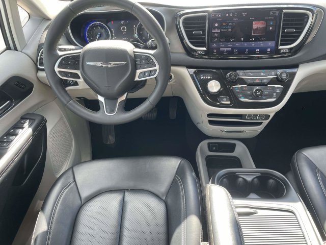 Used 2024 Chrysler Pacifica Touring-L FWD image 4