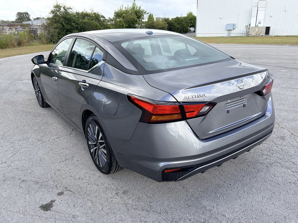 Used 2024 Nissan Altima 2.5 SV image 2