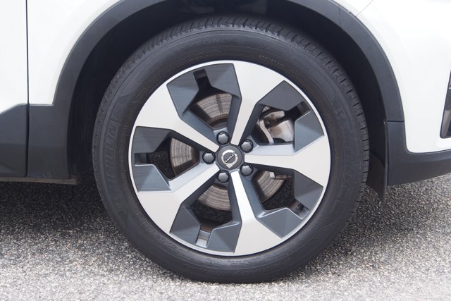 Used 2023 Volvo XC40 B5 Plus AWD/4WD image 10