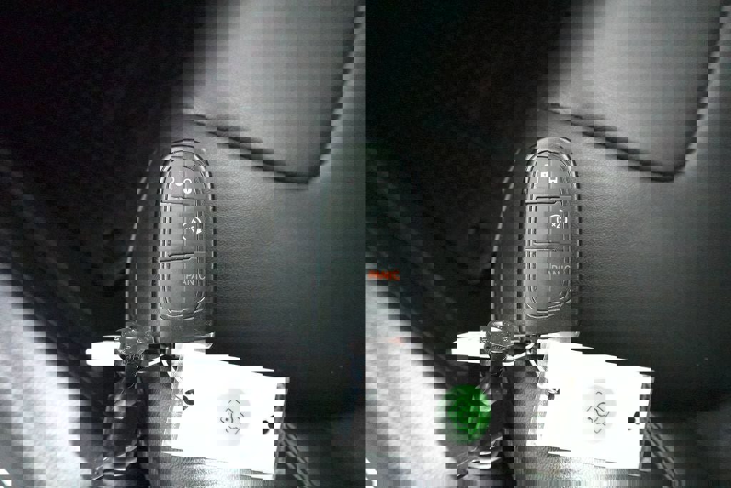 Used 2019 Jeep Cherokee Latitude Plus w/ Cold Weather Group image 32