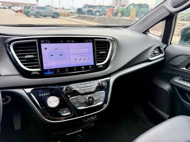 Used 2025 Chrysler Pacifica Select image 18