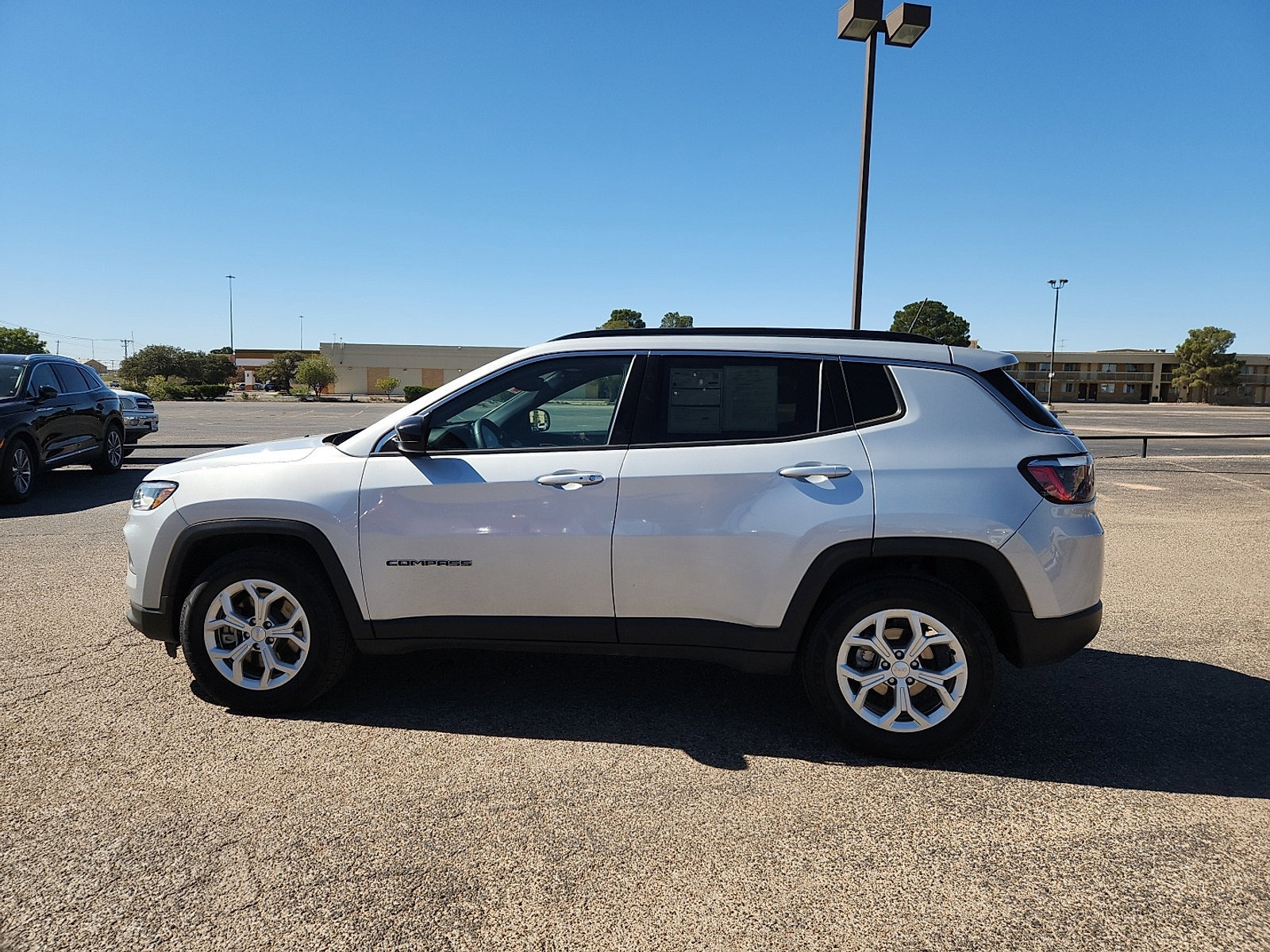 Used 2024 Jeep Compass Latitude image 2