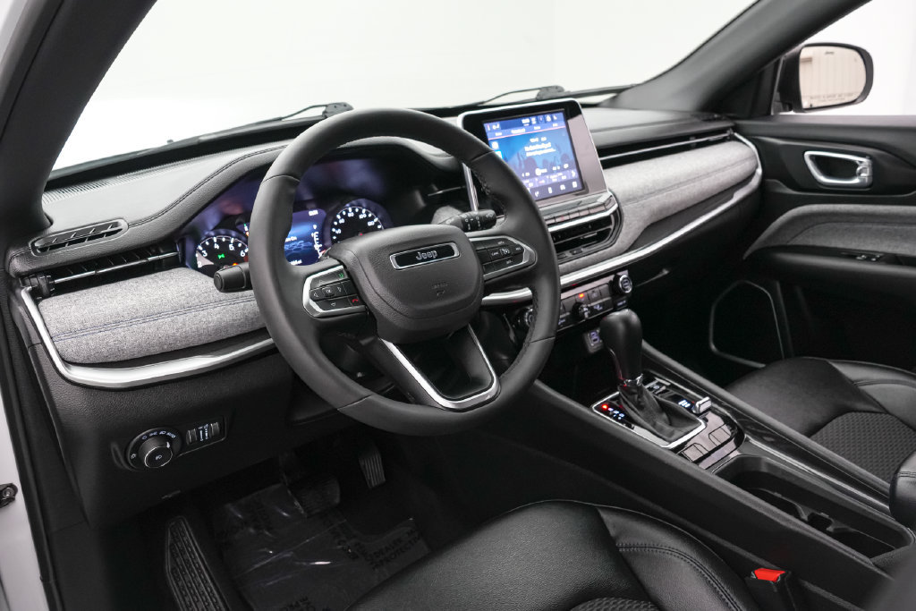 Used 2025 Jeep Compass Latitude AWD/4WD image 12