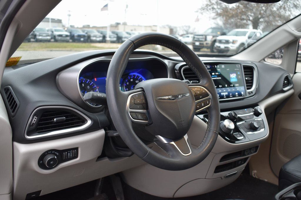 Used 2022 Chrysler Pacifica Touring-L image 10