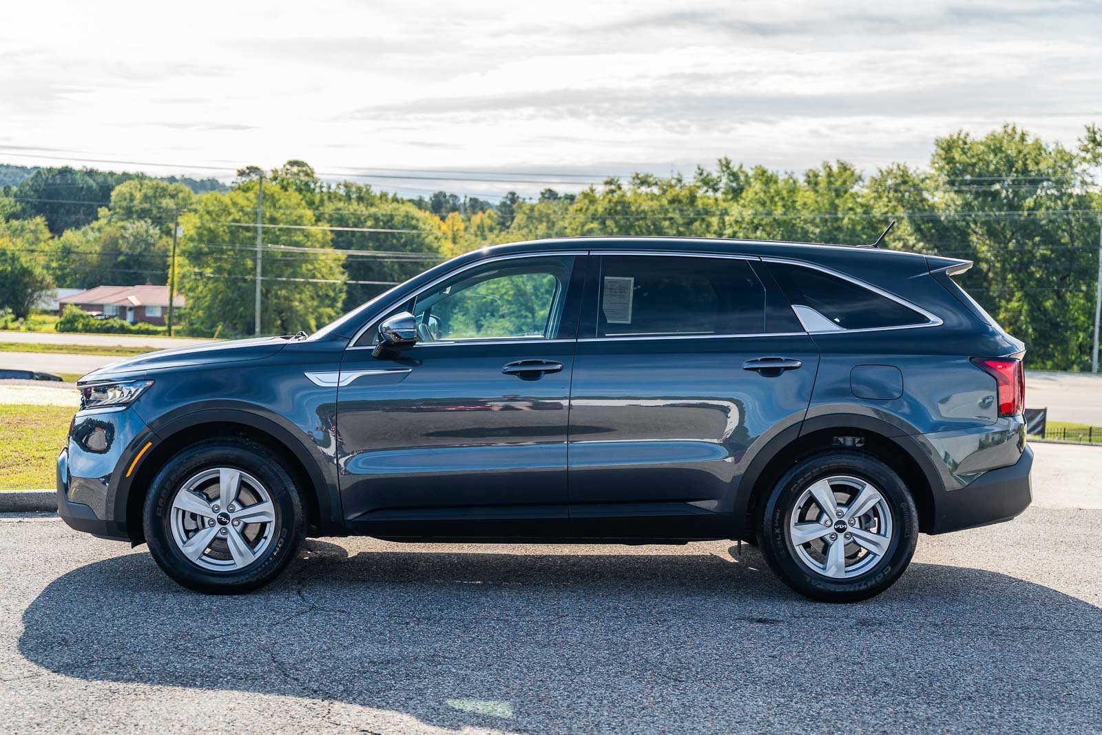 Used 2023 Kia Sorento LX image 2