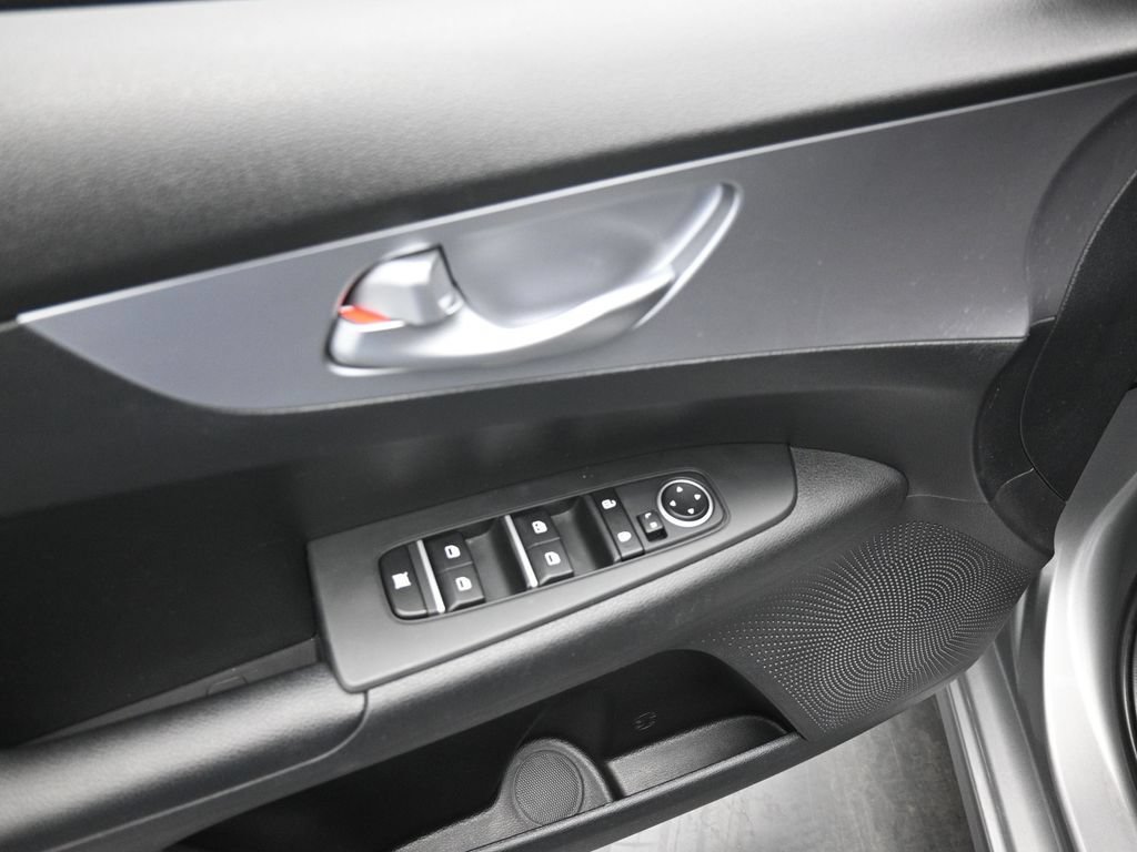 Used 2022 Kia Forte LXS FWD image 10
