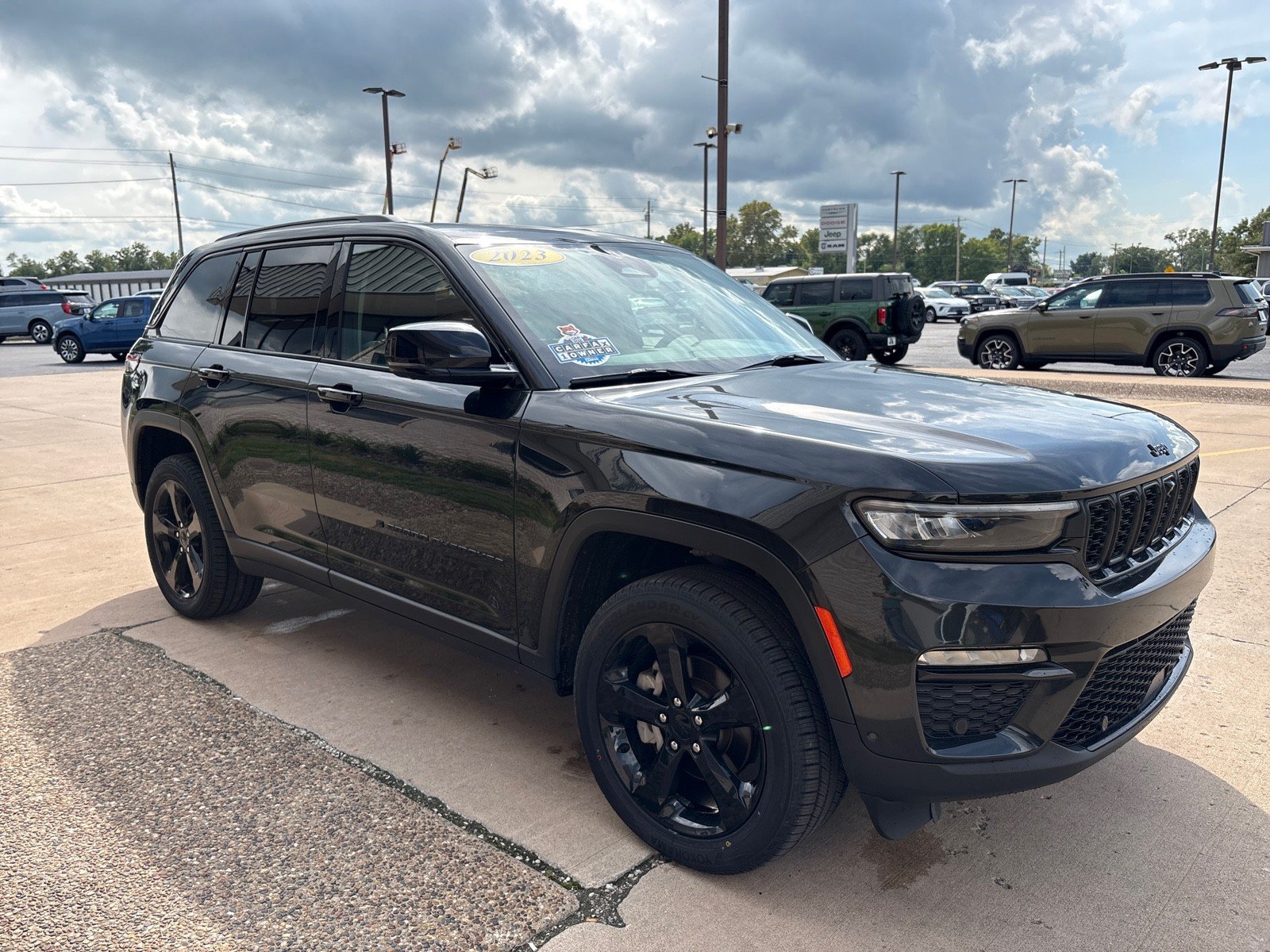 Used 2023 Jeep Grand Cherokee Limited w/ Luxury Tech Group II AWD/4WD image 7