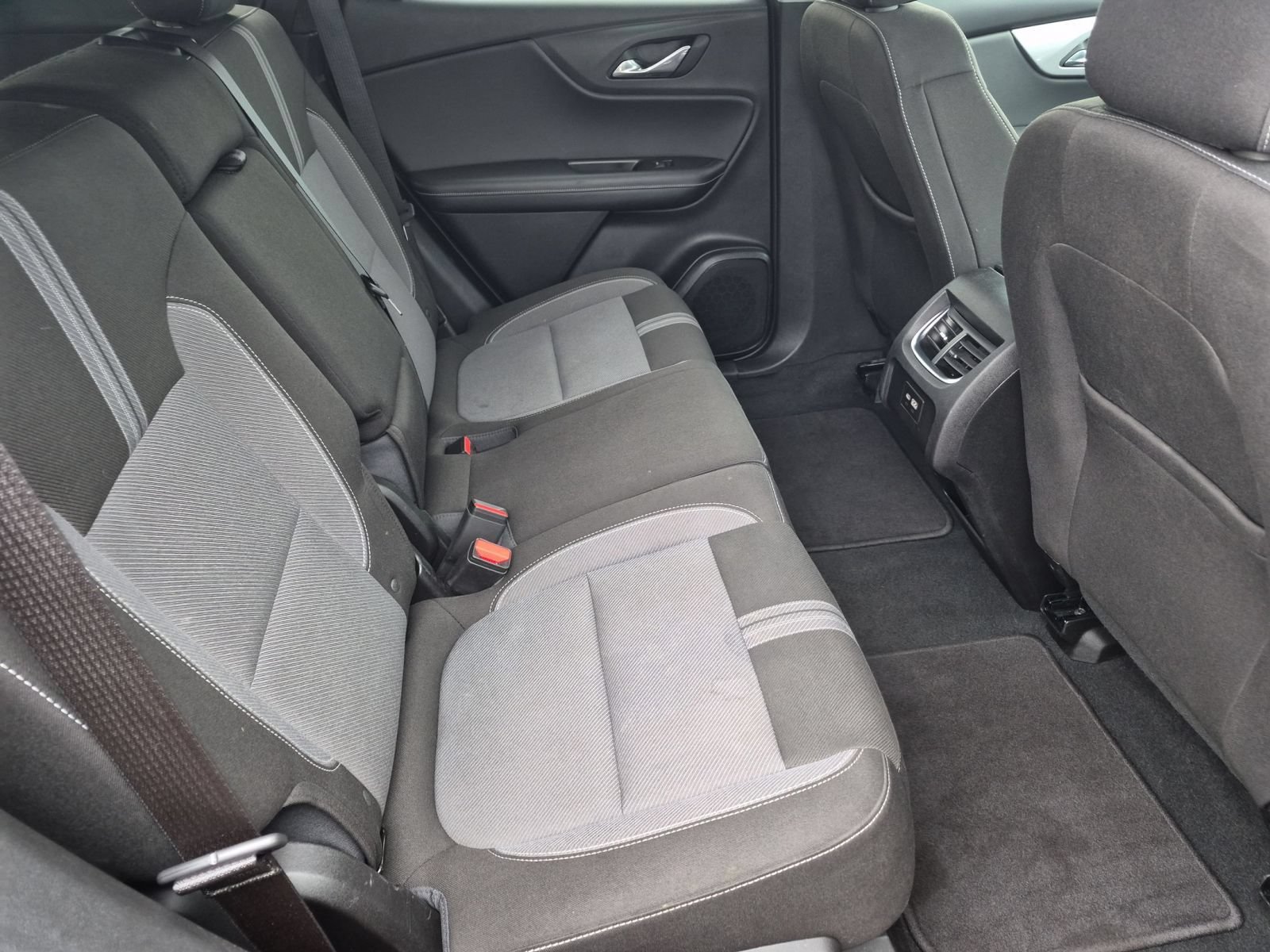 Used 2025 Chevrolet Blazer LT FWD image 30