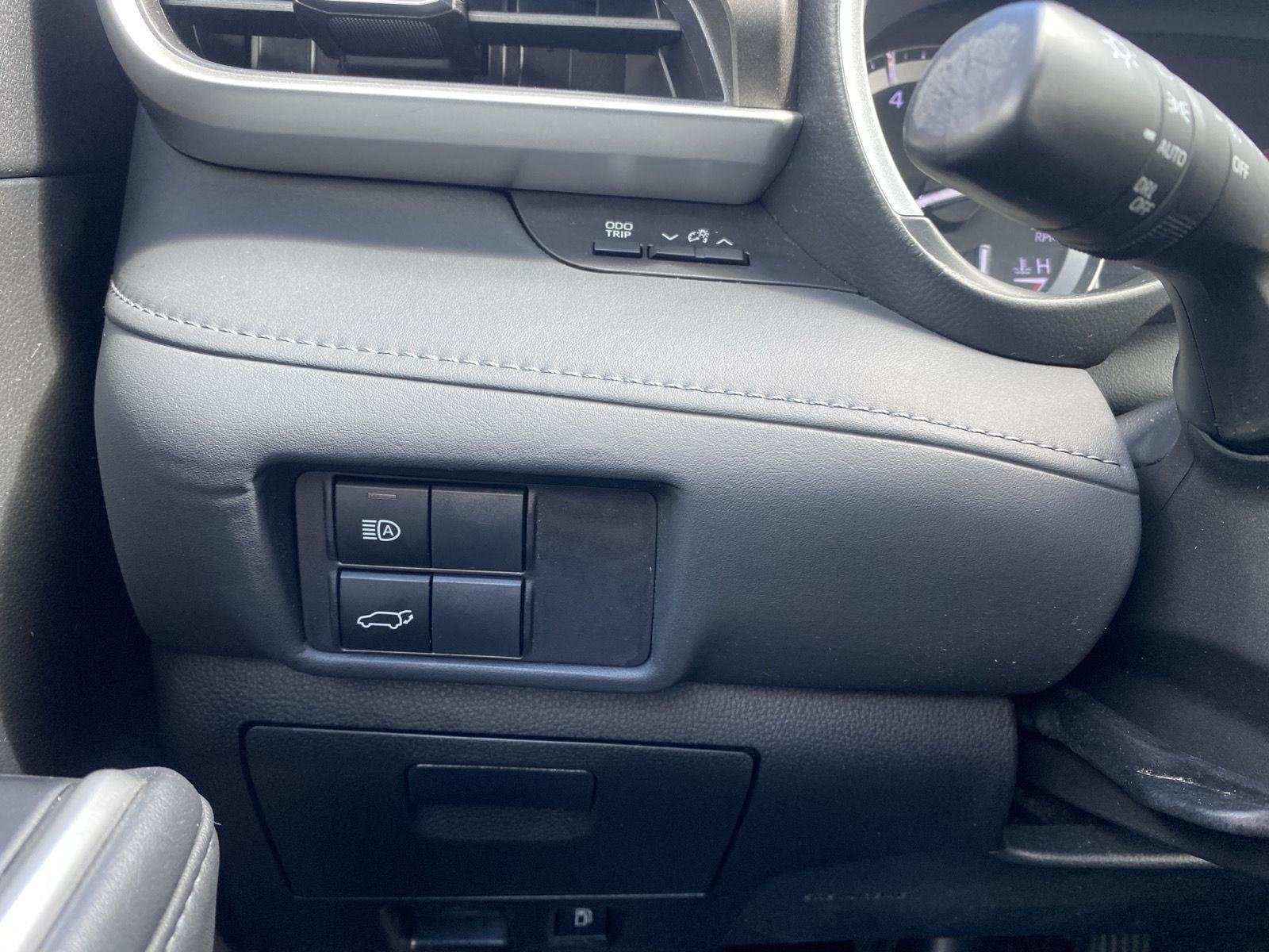 Used 2022 Toyota Highlander XLE AWD/4WD image 19