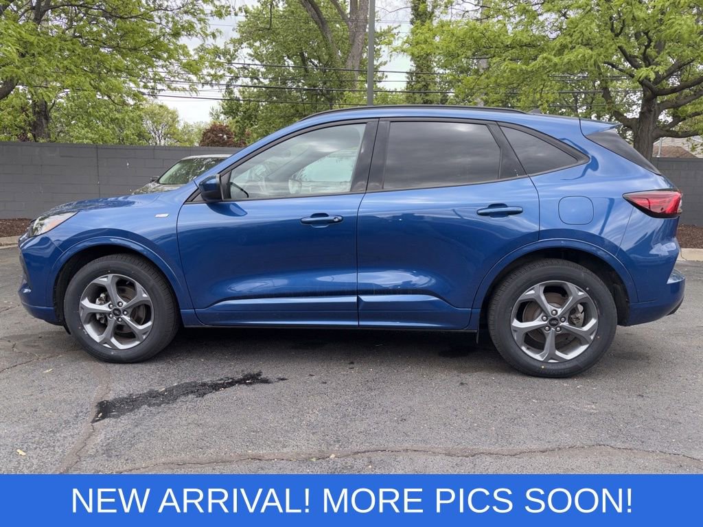 Certified 2023 Ford Escape ST-Line Select AWD/4WD image 2