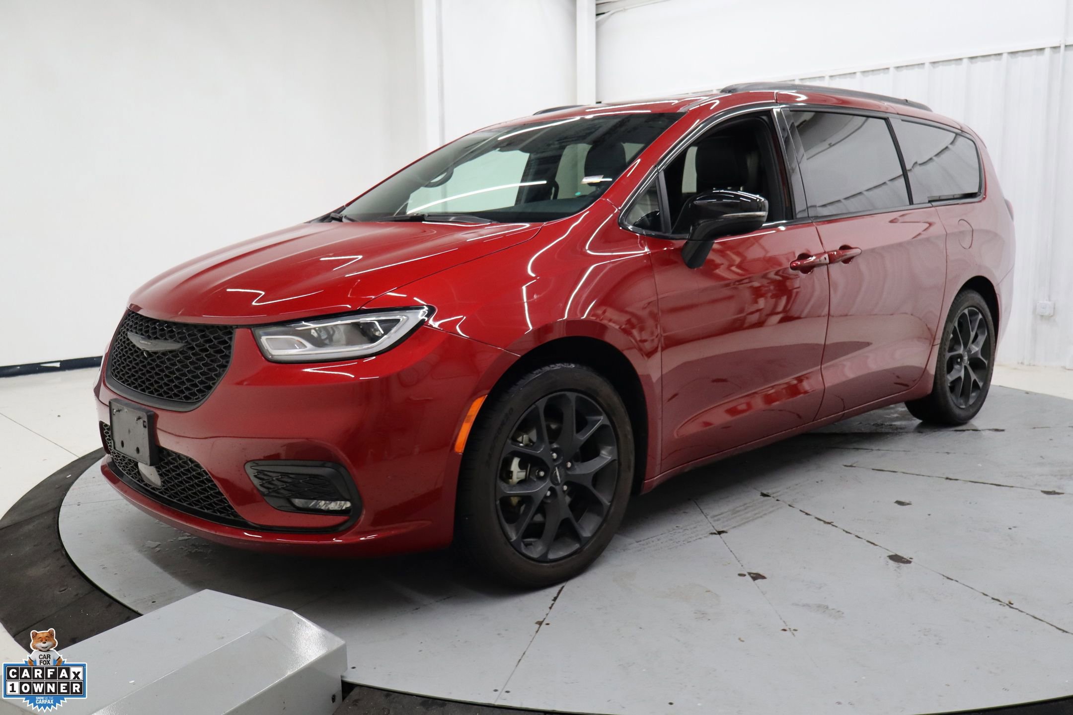 Used 2025 Chrysler Pacifica Limited image 10