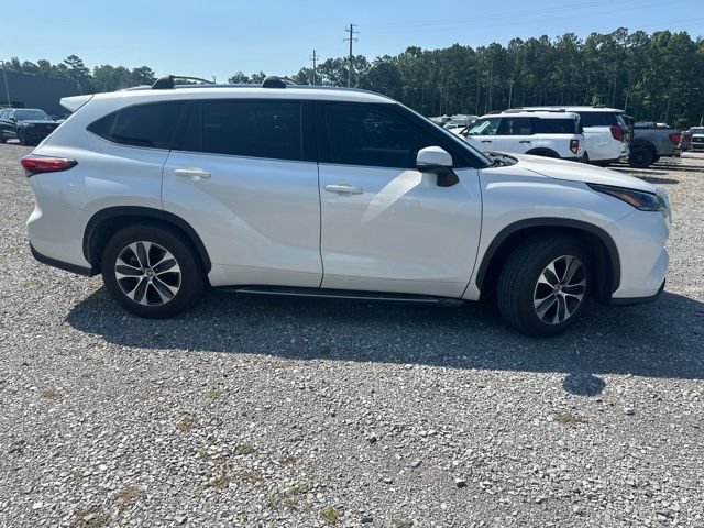 Used 2021 Toyota Highlander XLE FWD image 3