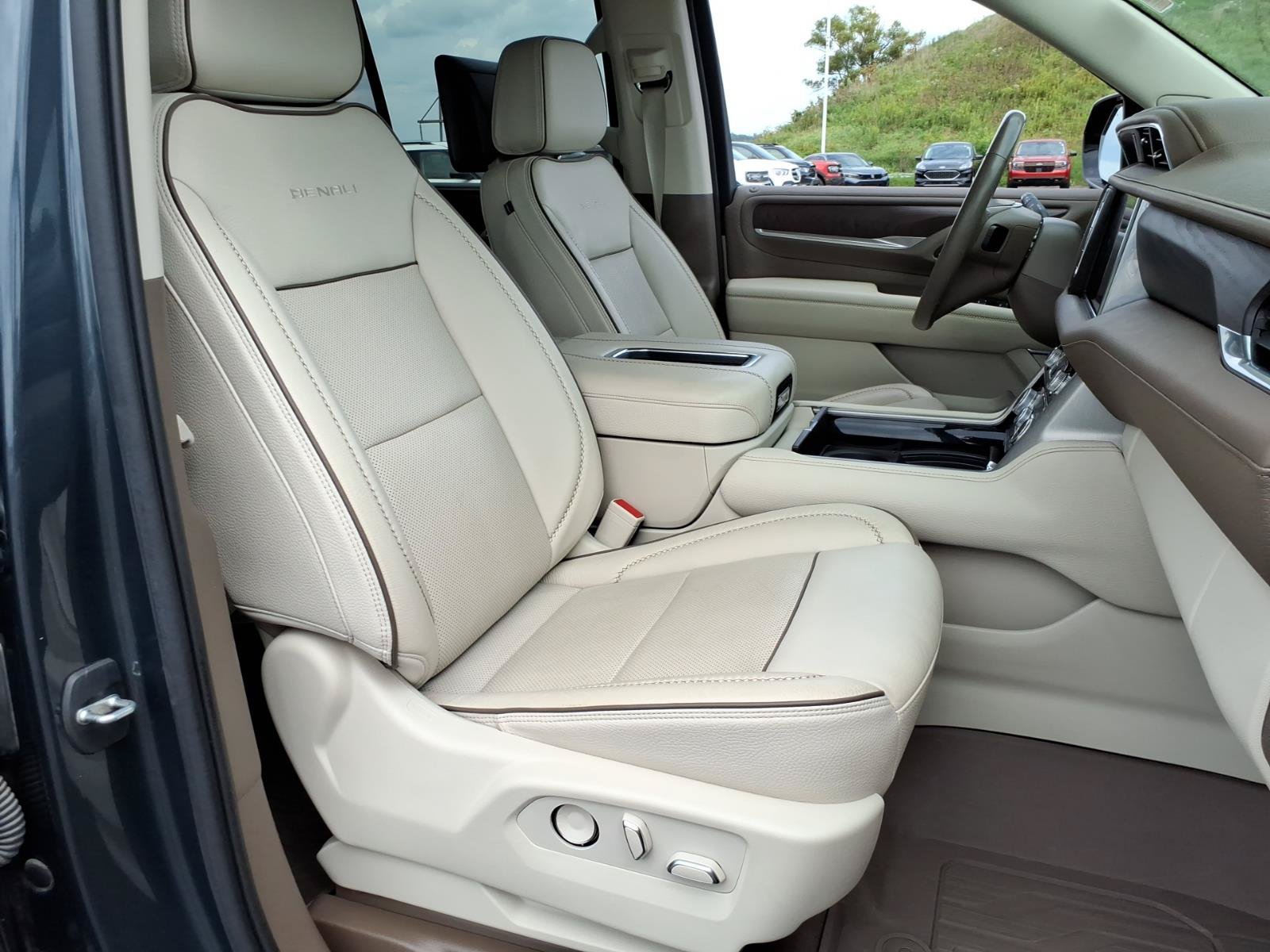 Used 2021 GMC Yukon Denali w/ Denali Ultimate Package AWD/4WD image 7