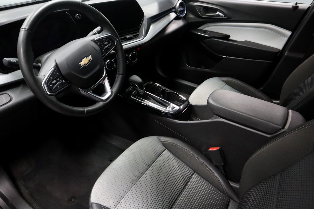 Used 2025 Chevrolet Trax LT w/ LT Convenience Package image 22