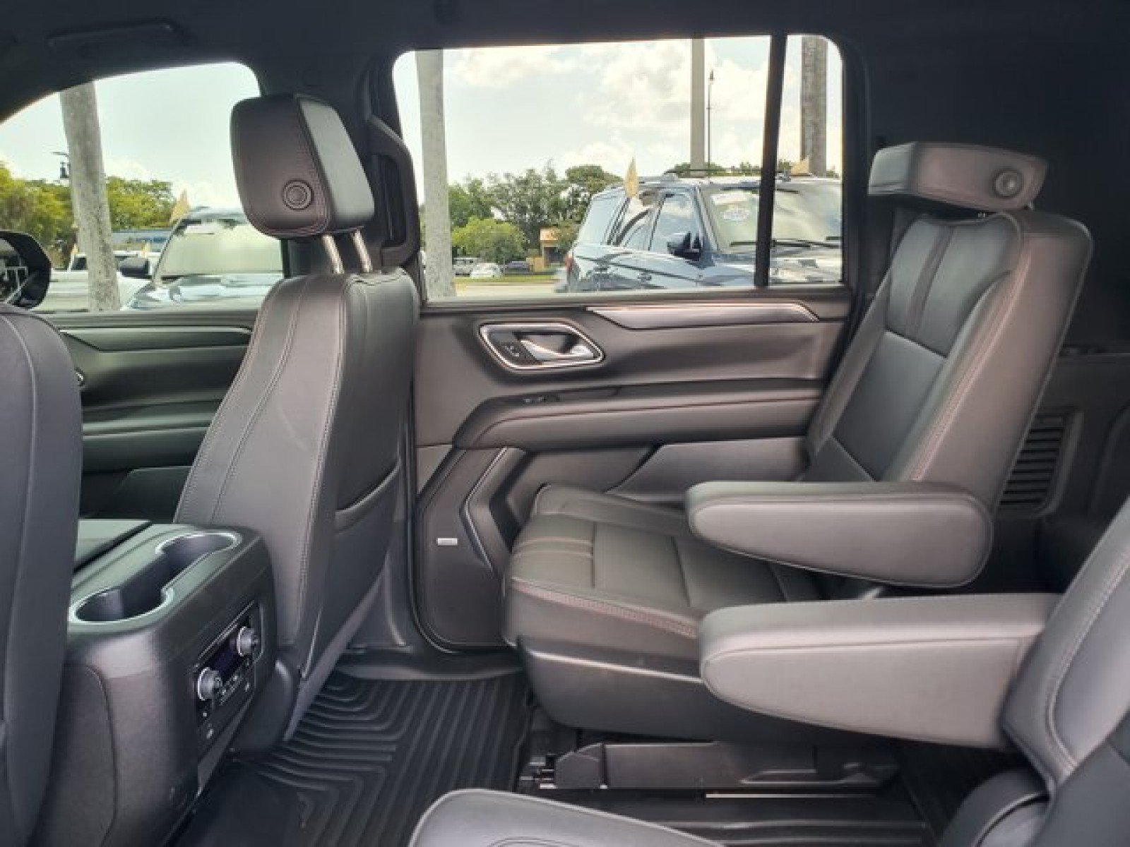 Used 2024 Chevrolet Suburban RST w/ Luxury Package AWD/4WD image 28