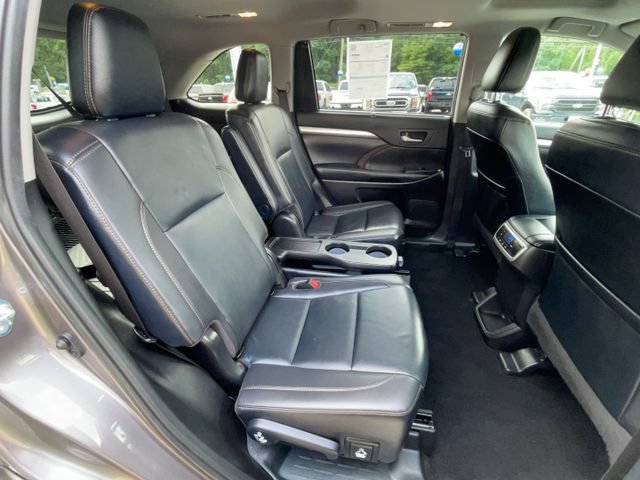 Used 2019 Toyota Highlander XLE AWD/4WD image 32
