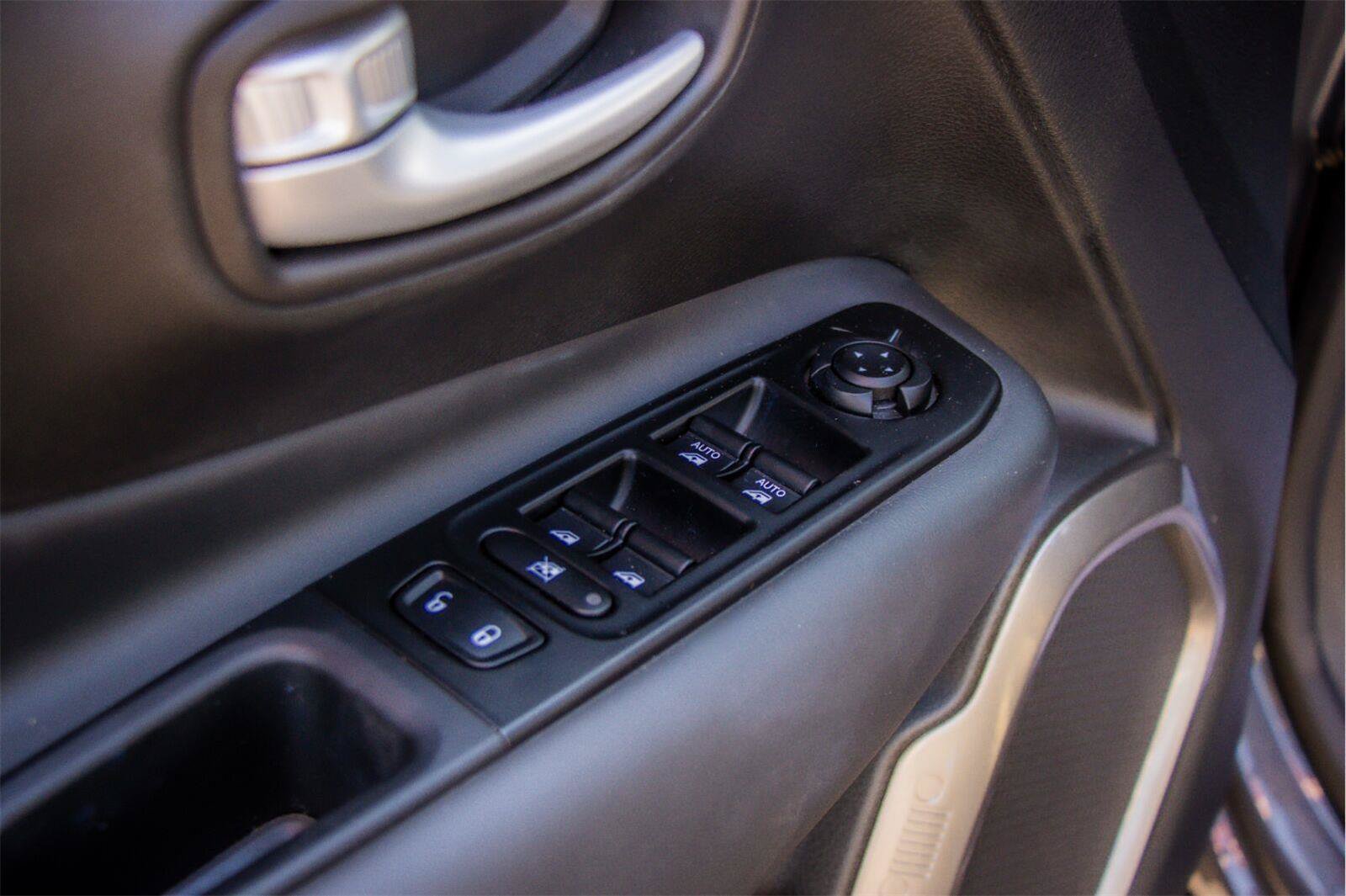 Used 2023 Jeep Renegade Latitude w/ Premium Group AWD/4WD image 10