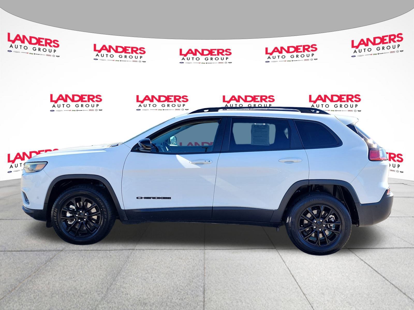 Used 2023 Jeep Cherokee Altitude Lux image 2