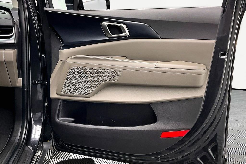 Used 2025 Kia Carnival LXS image 24