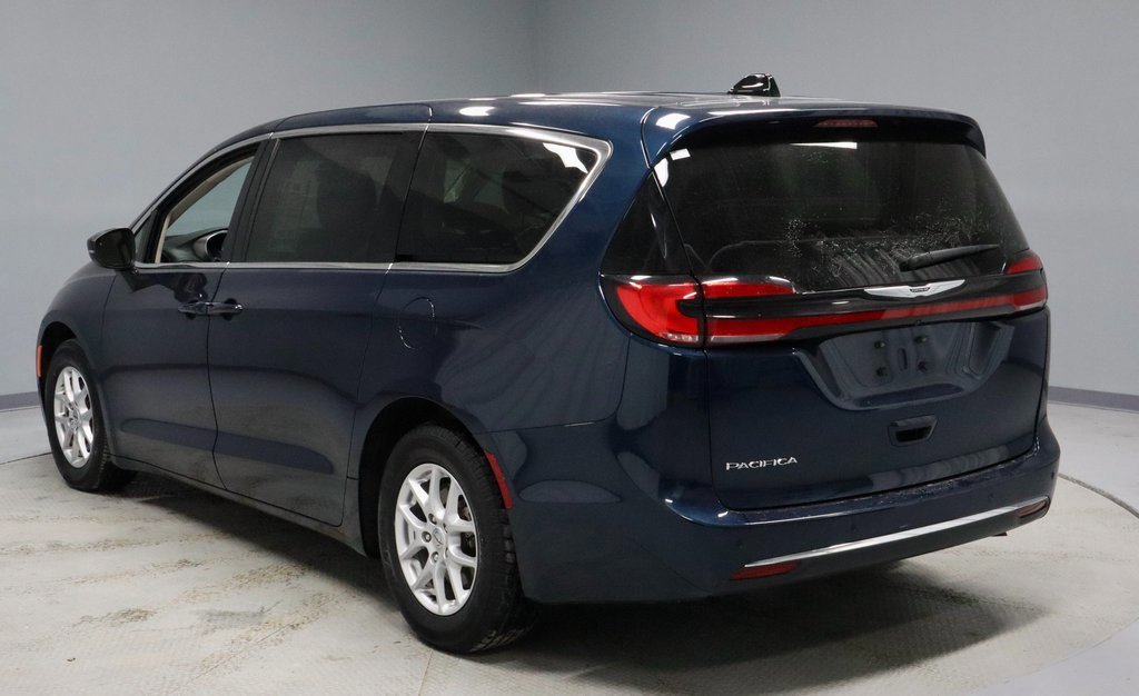Used 2023 Chrysler Pacifica Touring-L image 3