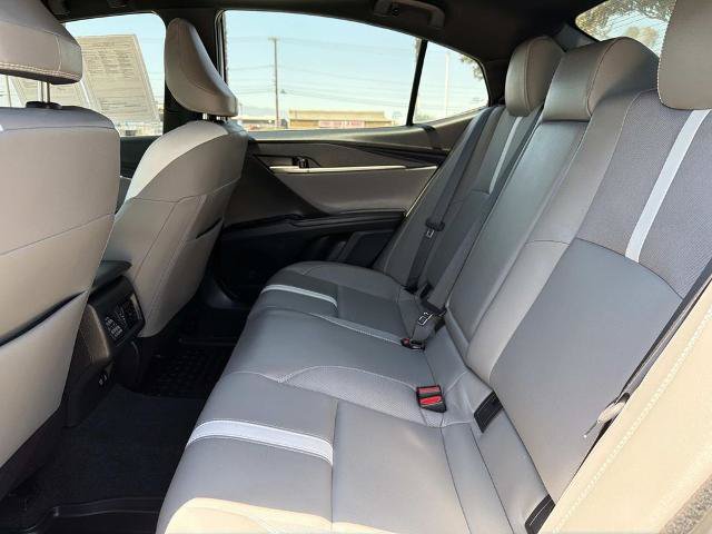 Used 2025 Toyota Camry SE w/ Convenience Package FWD image 18