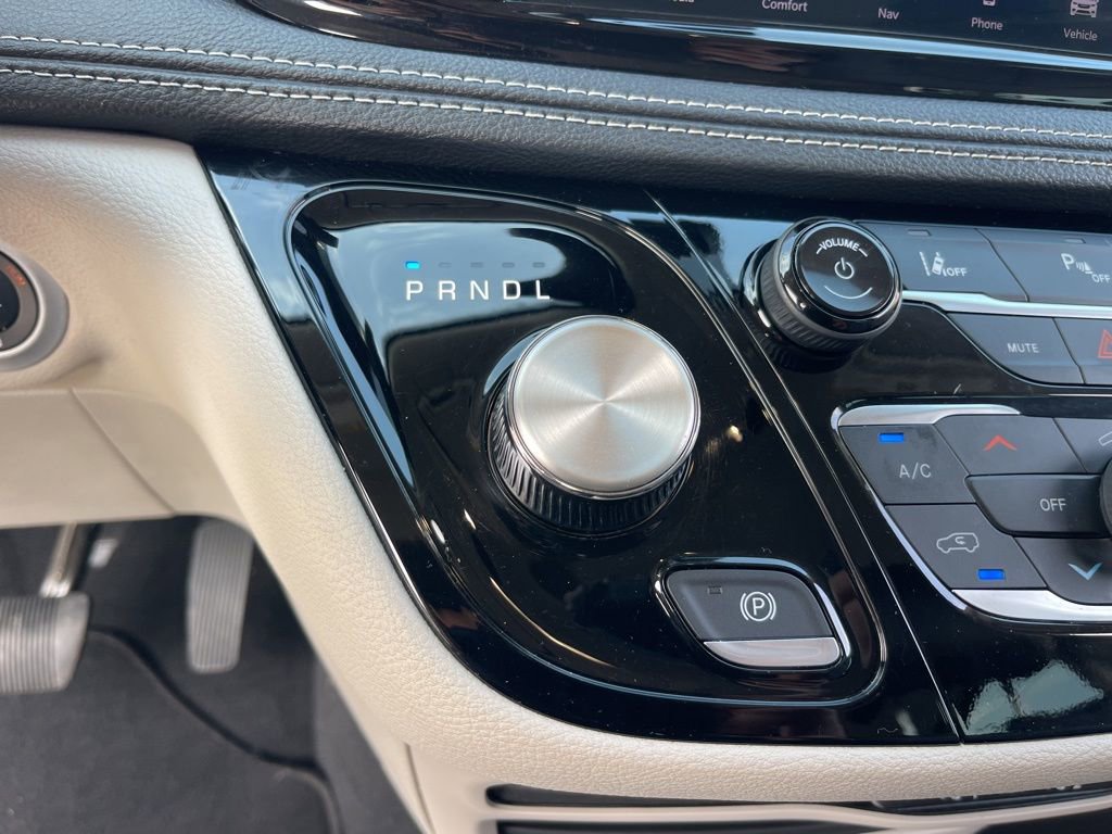 Used 2024 Chrysler Pacifica Select image 14