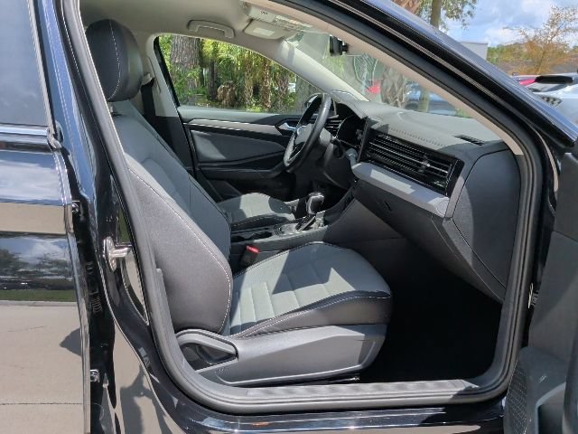 Used 2025 Volkswagen Jetta SE FWD image 17