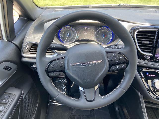Used 2025 Chrysler Pacifica Limited FWD image 24