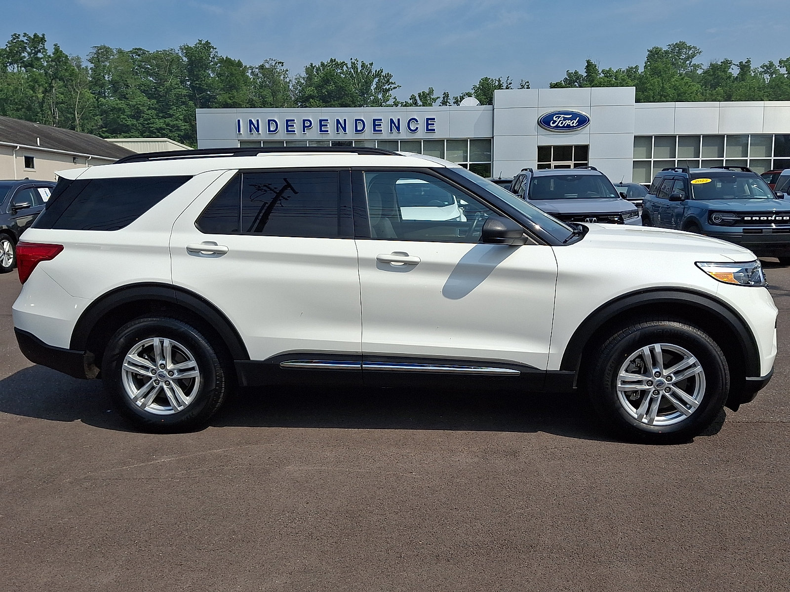 Certified 2023 Ford Explorer XLT w/ Class IV Trailer Tow Package AWD/4WD image 12