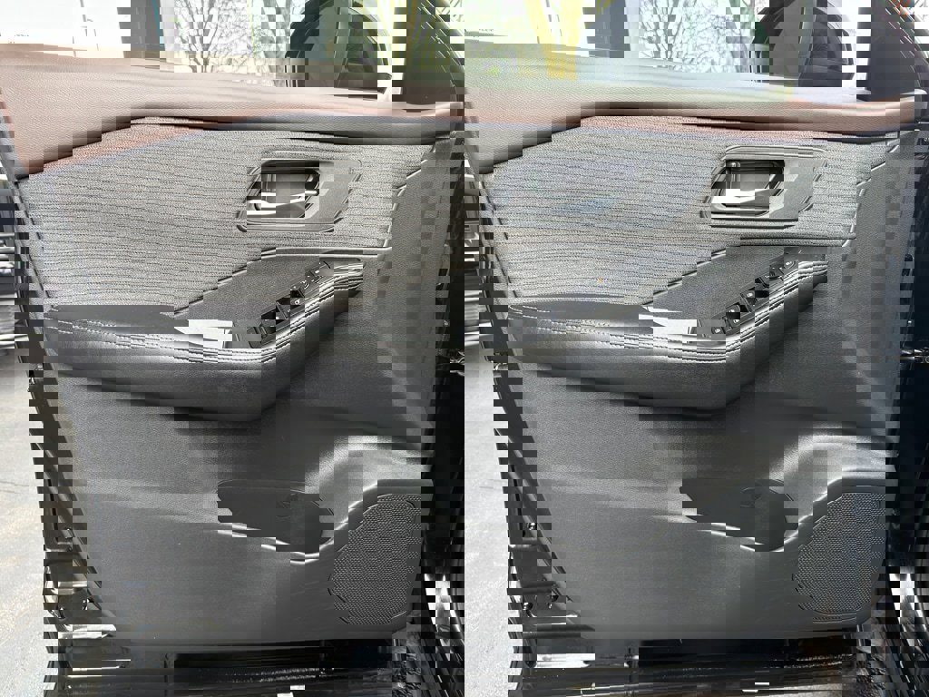 Used 2023 Nissan Rogue SV image 14