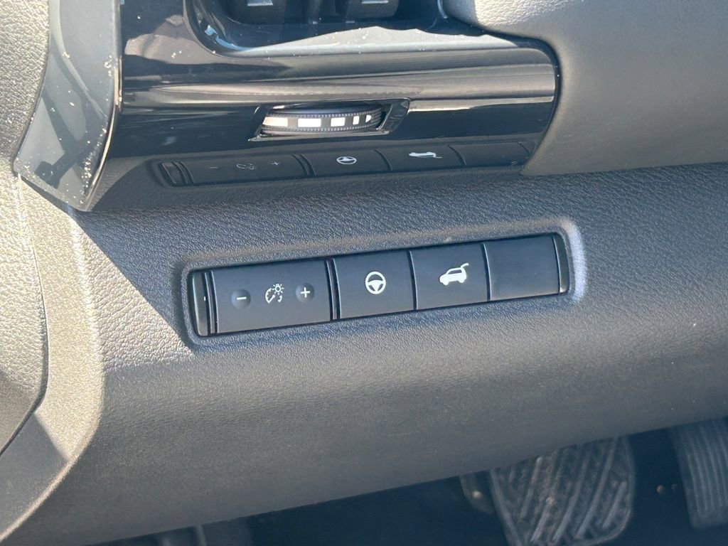 Used 2025 Nissan Pathfinder SV image 33