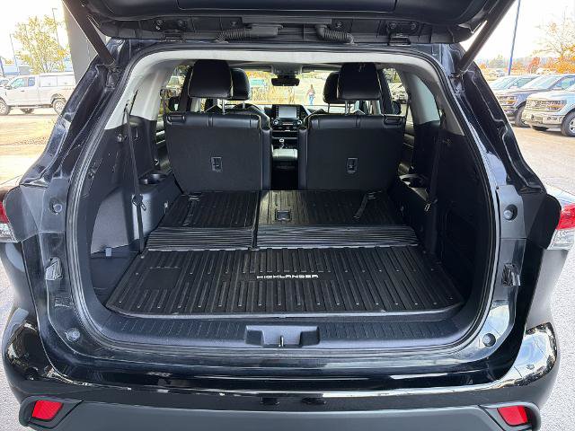 Used 2021 Toyota Highlander XLE AWD/4WD image 16