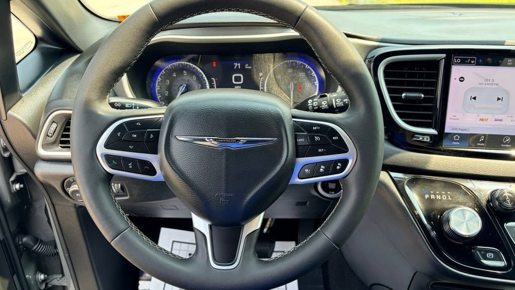 Used 2025 Chrysler Pacifica Select FWD image 19