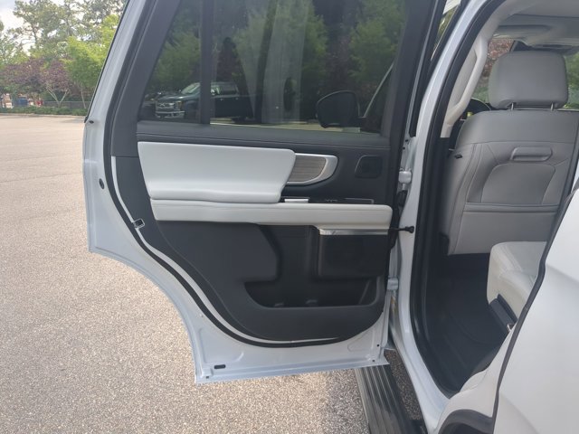 Certified 2025 Ford Expedition Platinum w/ Driver's Package AWD/4WD image 30