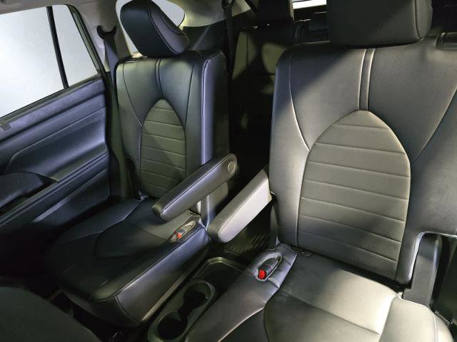 Used 2022 Toyota Highlander XLE AWD/4WD image 18