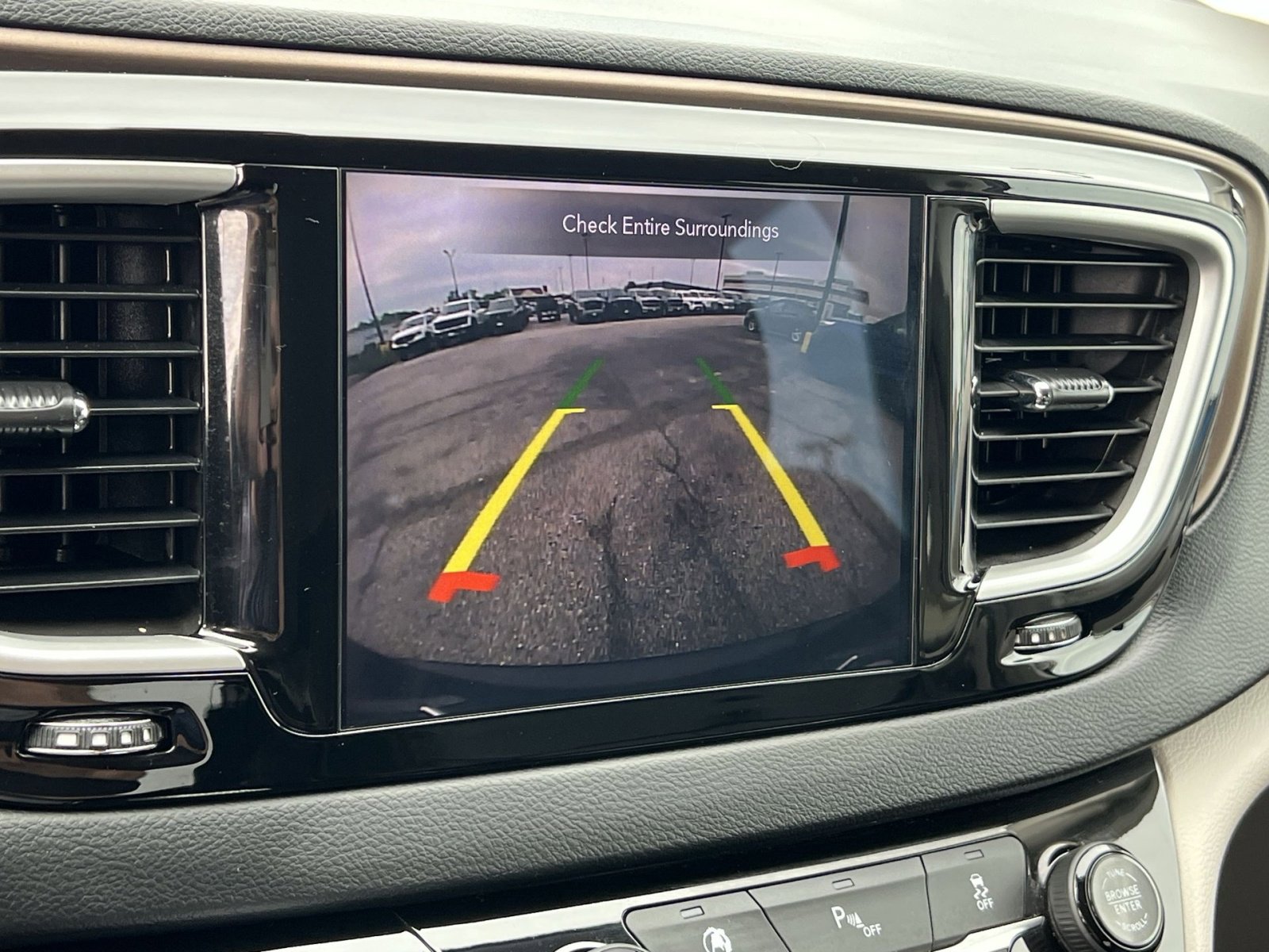 Used 2018 Chrysler Pacifica Touring-L FWD image 27