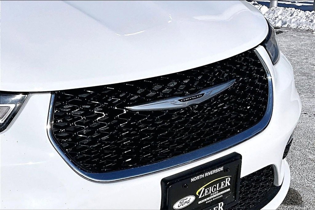 Used 2023 Chrysler Pacifica Limited image 31