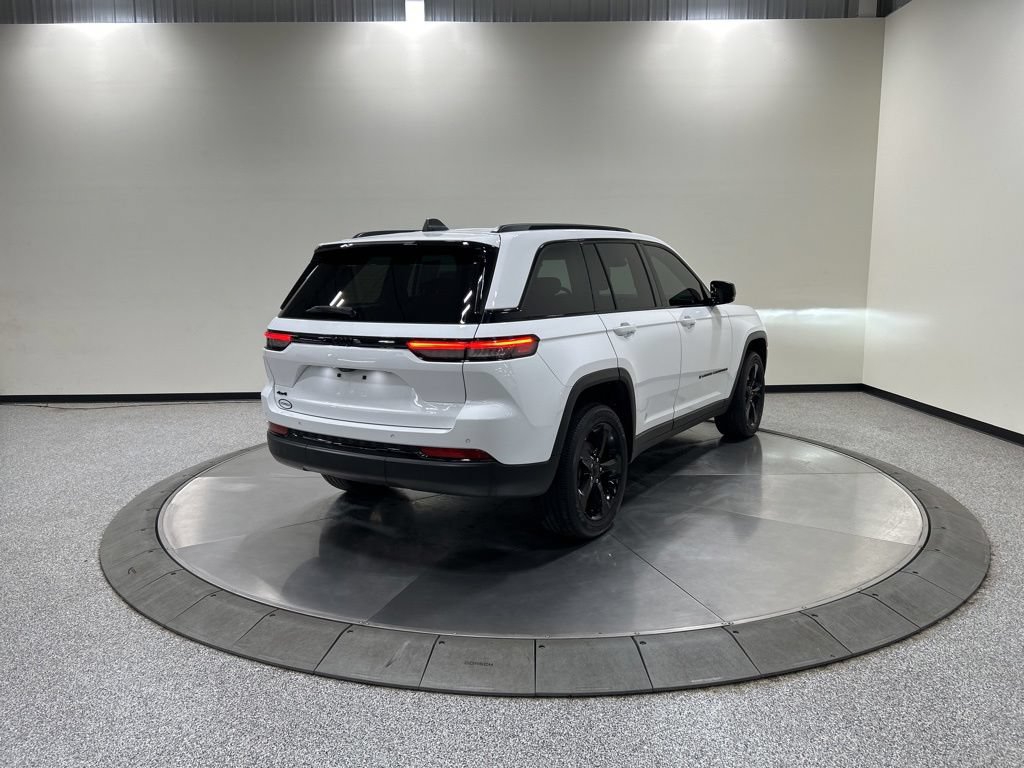 Used 2023 Jeep Grand Cherokee Altitude AWD/4WD image 7