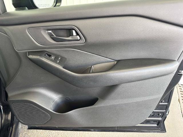 Used 2024 Nissan Rogue S AWD/4WD image 18