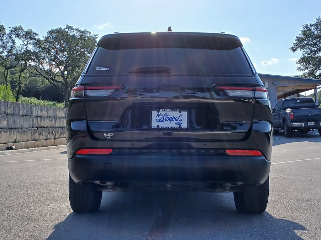 Used 2024 Jeep Grand Cherokee L Laredo RWD image 4