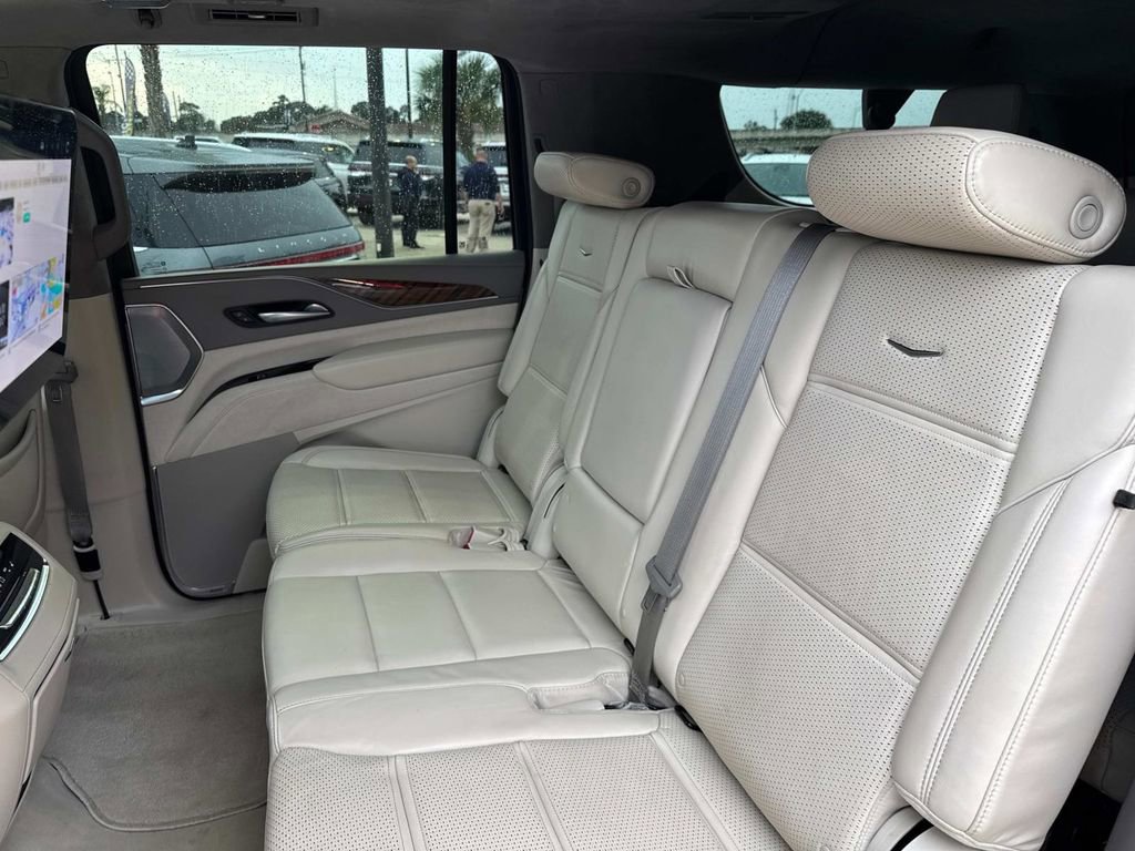 Used 2023 Cadillac Escalade ESV Sport Platinum image 17