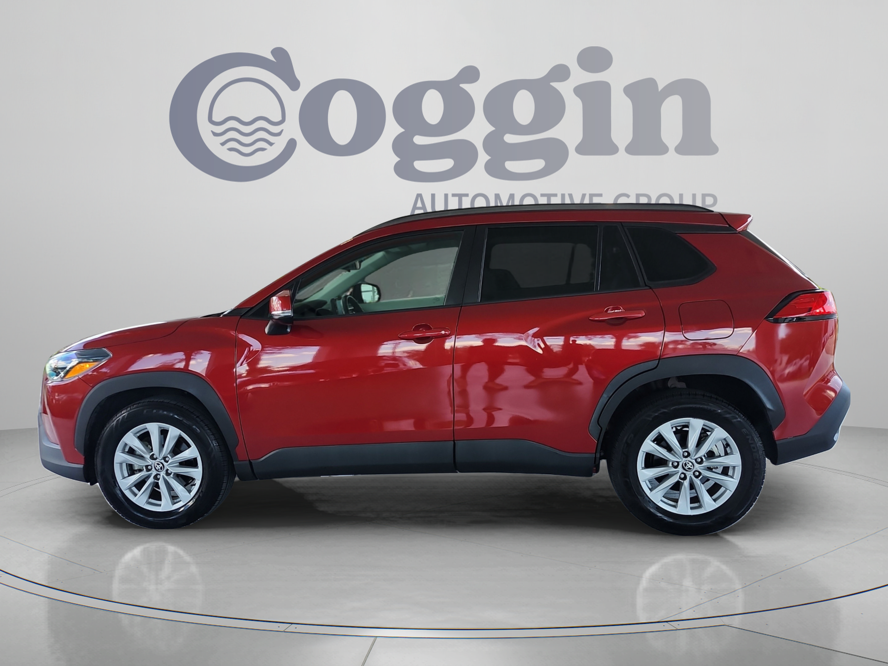 Used 2022 Toyota Corolla Cross LE w/ Moonroof Package FWD image 2