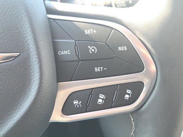 Used 2023 Chrysler Pacifica Touring-L image 38