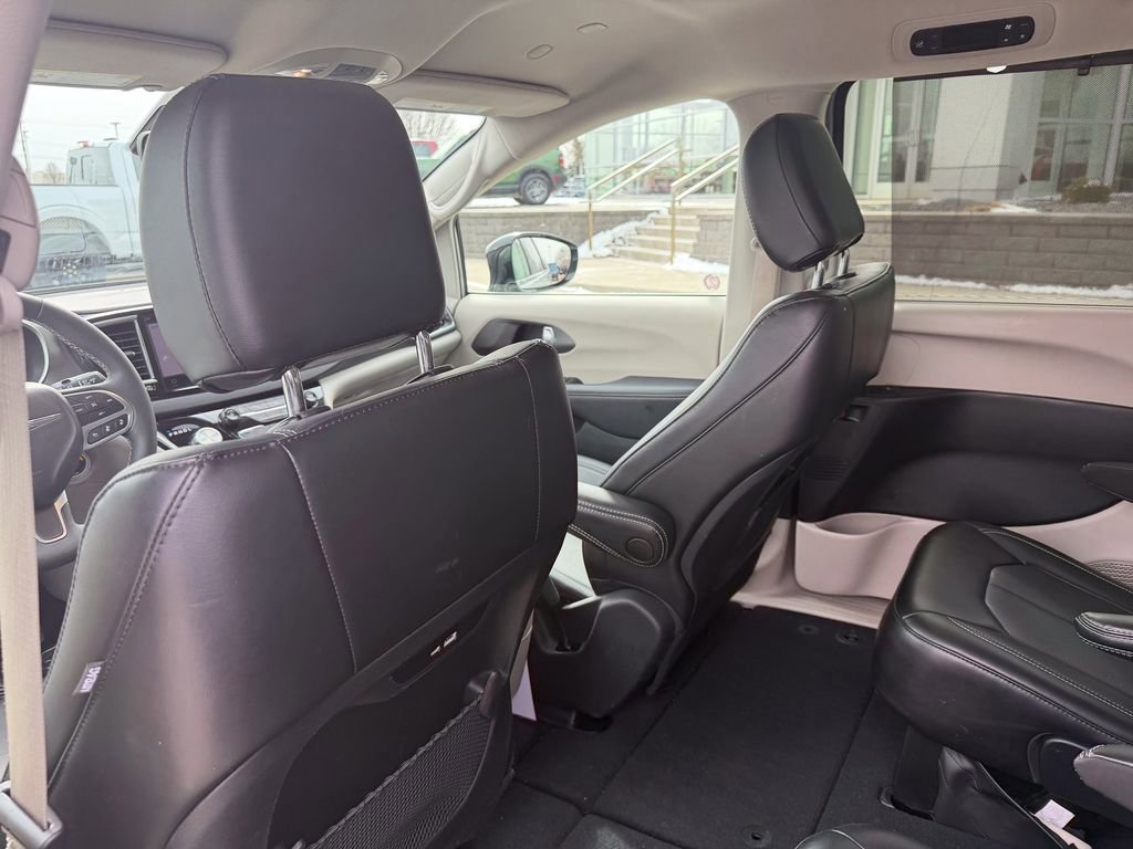Used 2024 Chrysler Pacifica Touring-L image 14