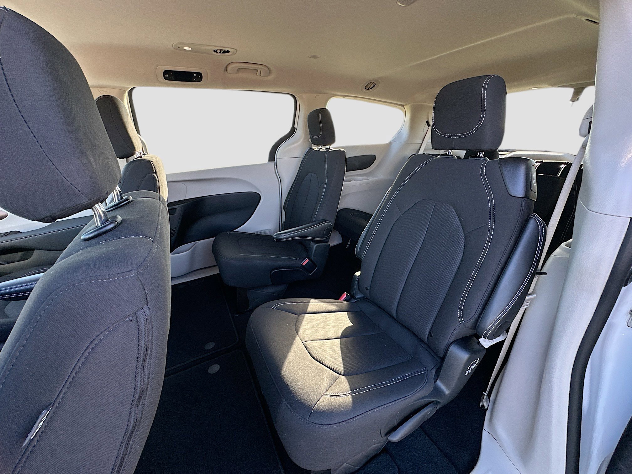 Used 2024 Chrysler Voyager LX image 21