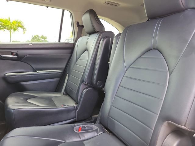 Used 2022 Toyota Highlander XLE FWD image 9