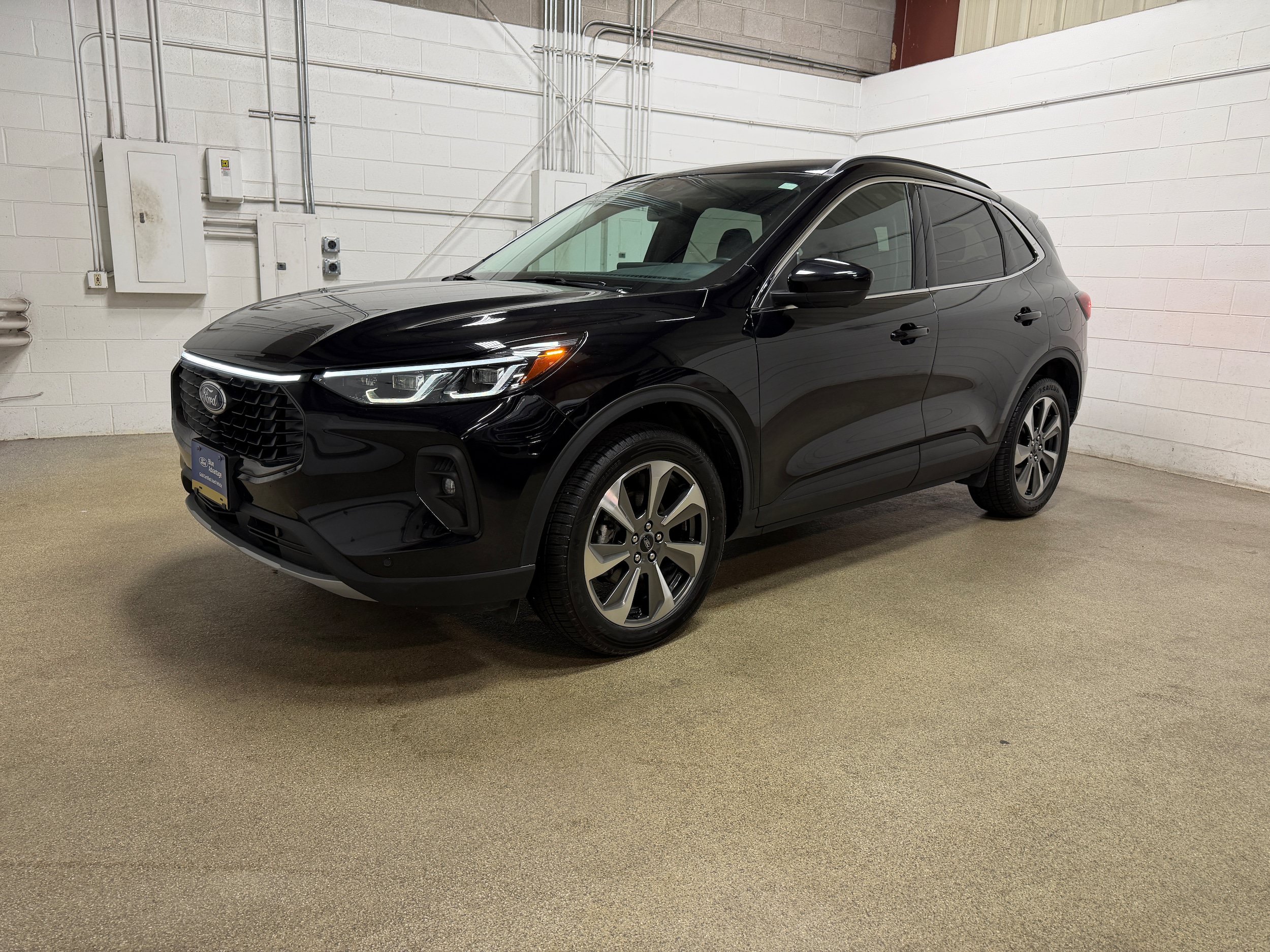 Certified 2024 Ford Escape Platinum AWD/4WD image 2