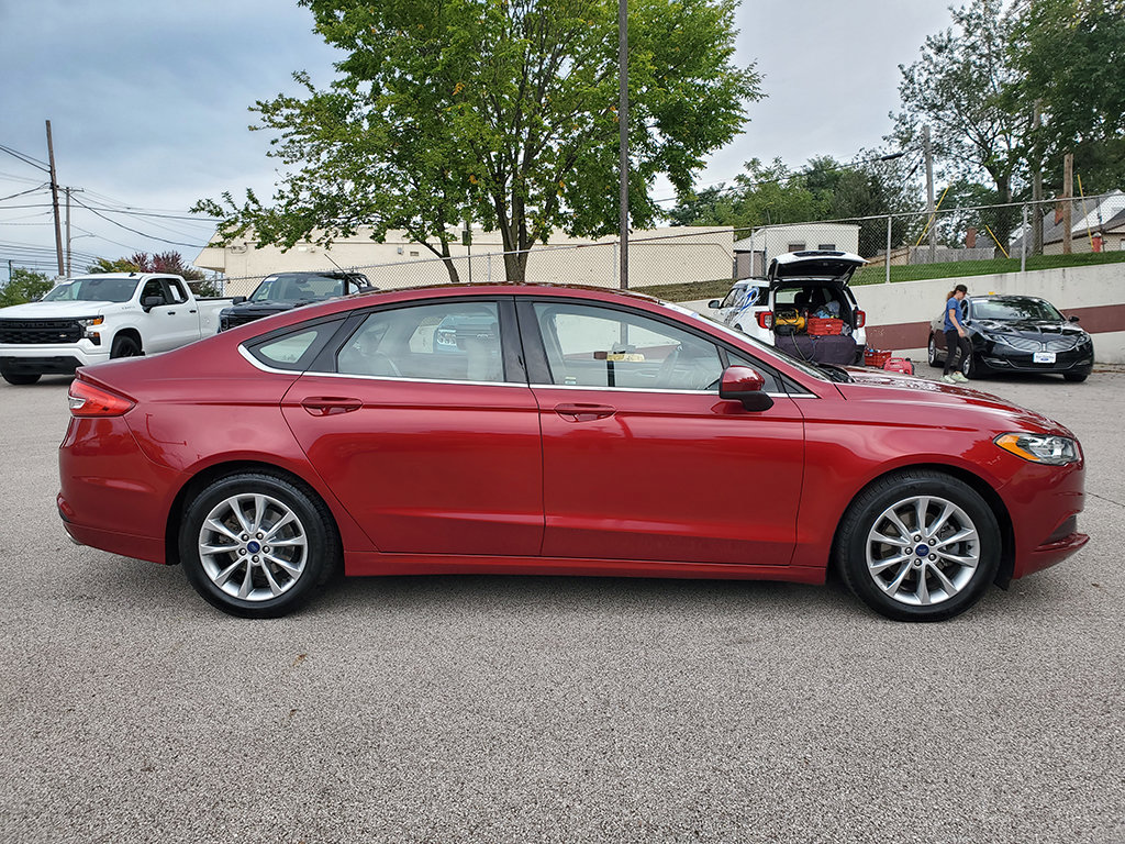 Certified 2017 Ford Fusion SE w/ Fusion SE Technology Package FWD image 4