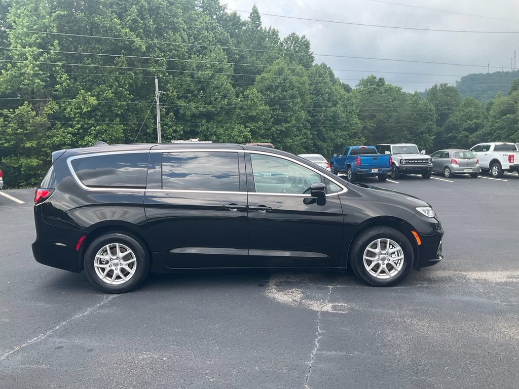 Used 2024 Chrysler Pacifica Touring-L FWD image 4