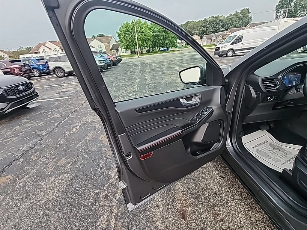 Certified 2025 Ford Escape ST-Line Select AWD/4WD image 23